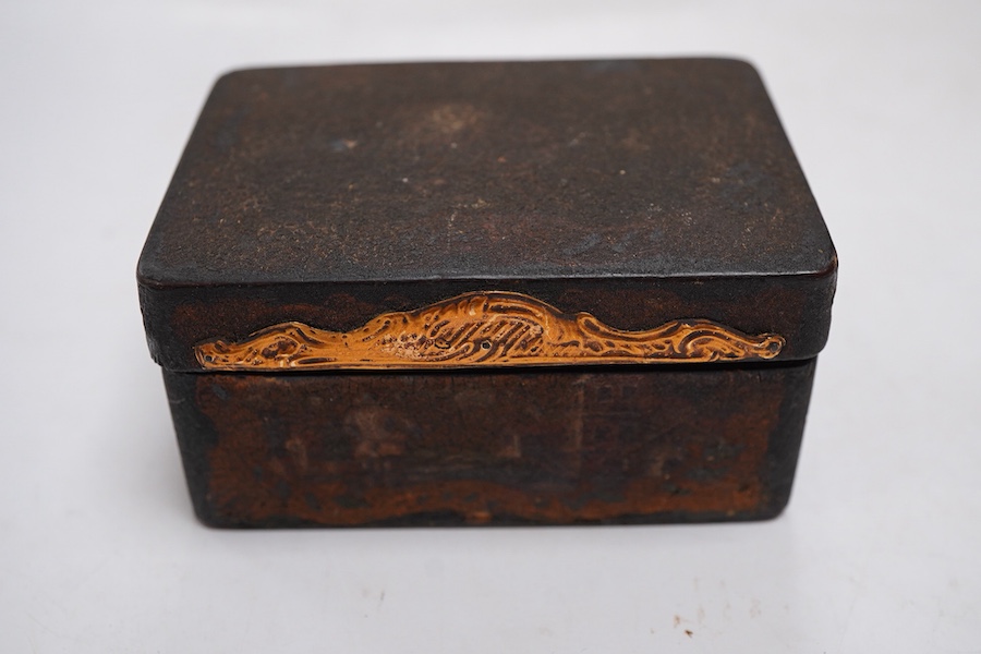 An 18th / early 19th century trinket box with inner porcelain figural painted cover, 8cm wide